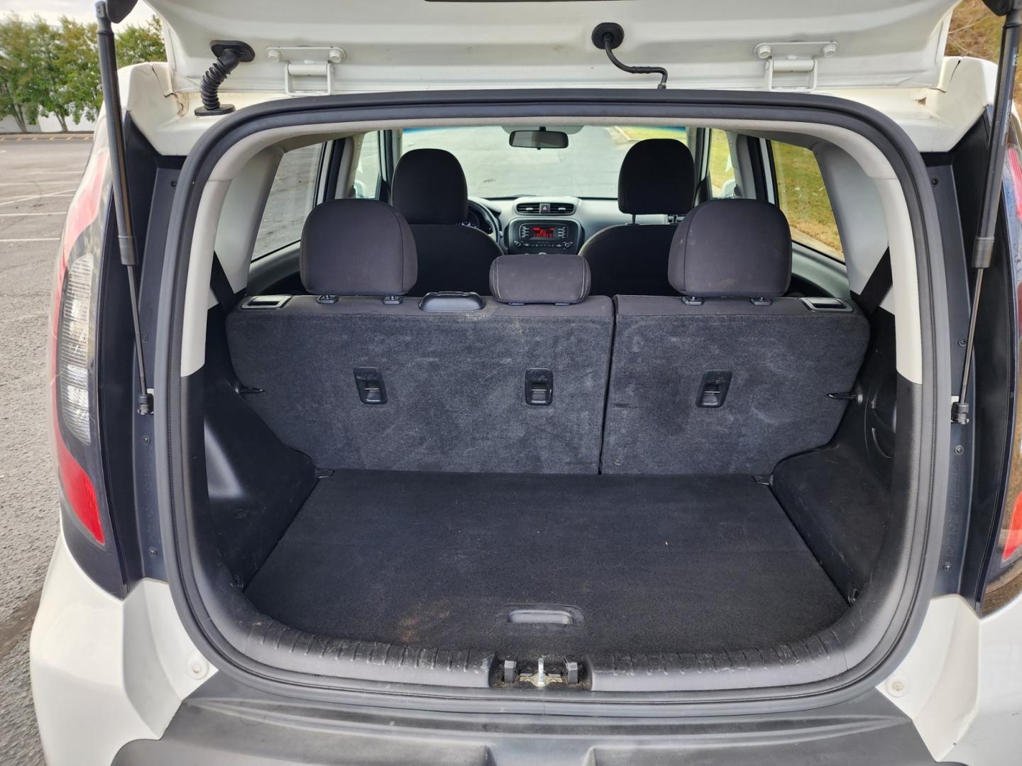 2016 WHITE /Black Kia Soul Base (KNDJN2A2XG7) with an 1.6 4cyl. engine, Automatic transmission, located at 1221 Madison St., Shelbyville, TN, 37160, (931) 680-9439, 0.000000, 0.000000 - Photo#3